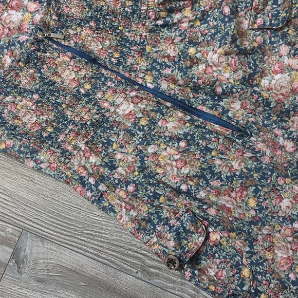 INTRO Floral Sleeveless Romper Medium - Picture 5 of 5